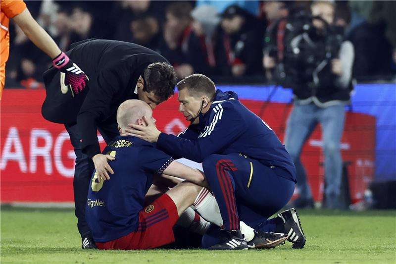 دافي كلاسين أثناء تلقي الاسعافات