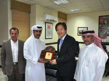 الشيخ طلال بن محمد يسلم درع الاتحاد الى القائم بالاعمال الكوري