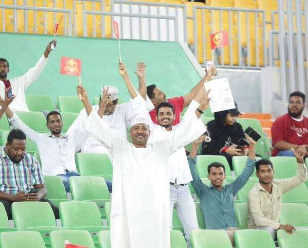 الجماهير بمدرجات اللقاء الآن