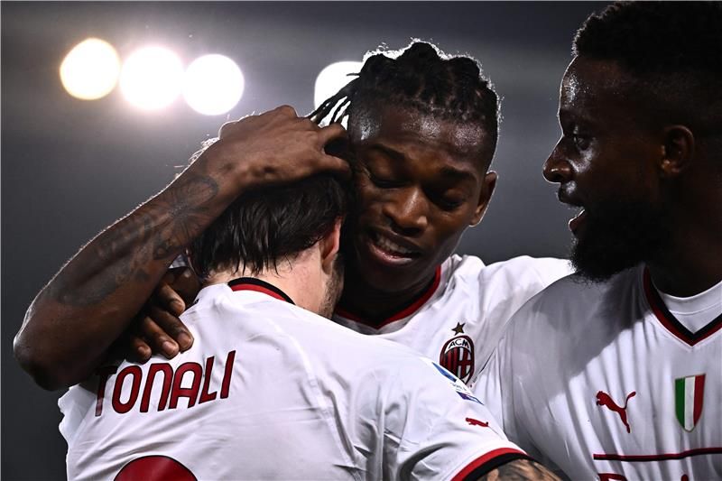 ديفوك أوريجي مع لاعبي ميلان