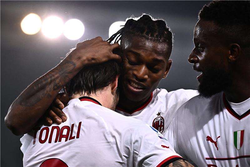 ديفوك أوريجي مع لاعبي ميلان