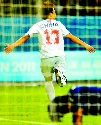  بانغ فنغيوي تحتفل بعد إحرازها هدف التعادل للصين 