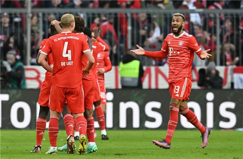 إريك ماكسيم تشوبو موتينج (يمين)