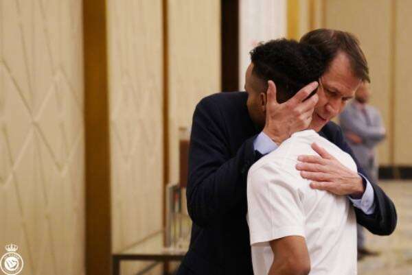 جارسيا يحتضن عبدالرحمن غريب