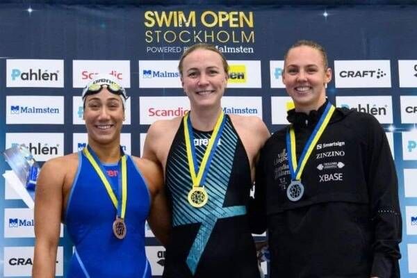 فريدة عثمان (يسار)