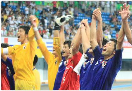 فرحة لاعبي اليابان بعد فوزهم على منتخب بريطانيا