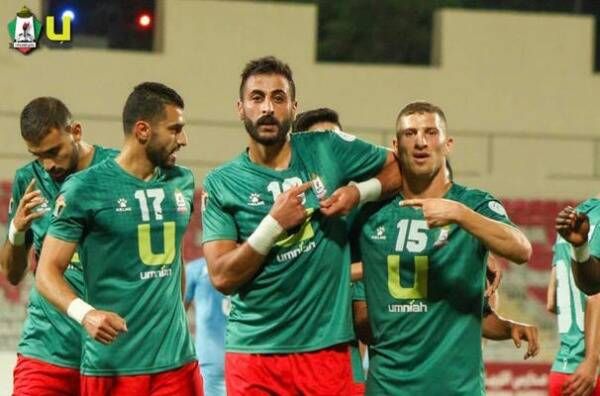 طارق خطاب مع لاعبي الوحدات