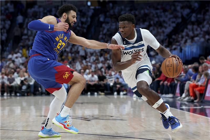 من مباراة دنفر ناجتس وتمبروولفز