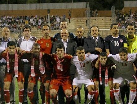عدنان عوض يتوسط نجوم المنتخبين