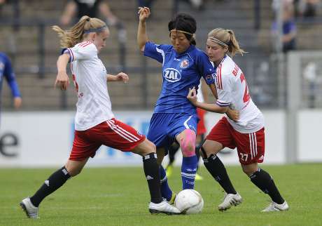 المهاجمة يوكي ناجاساتو في مباراة هامبورج