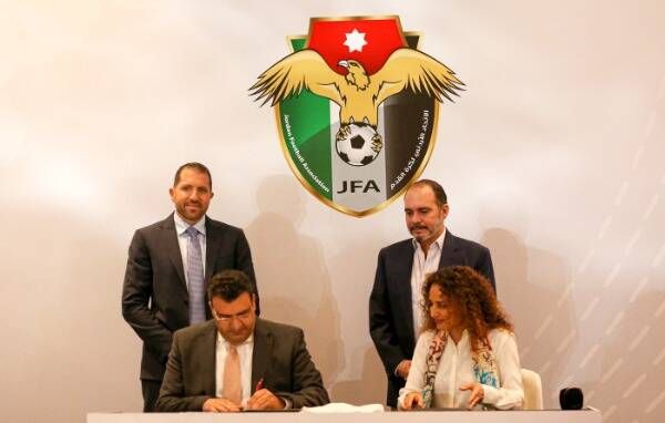 الأمير علي خلال رعاية توقيع الاتفاقية