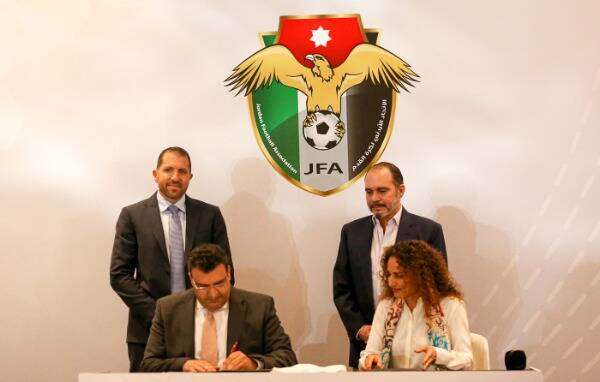 الأمير علي خلال رعاية توقيع الاتفاقية