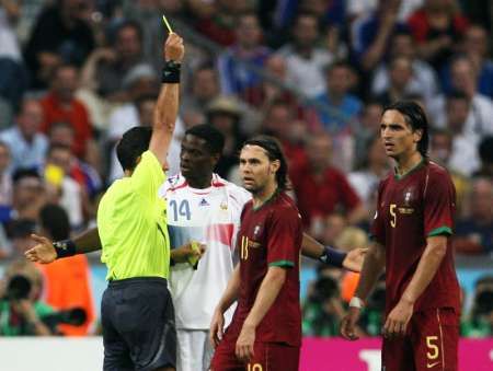 الحكم الدولي الأروغواياني يشهر البطاقة الصفراء في وجه اللاعب الفرنسي لويس ساها 