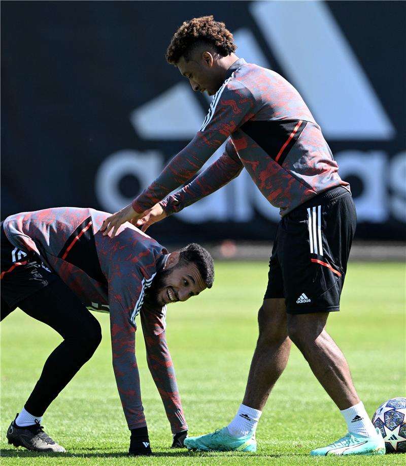 مزراوي (يسار)