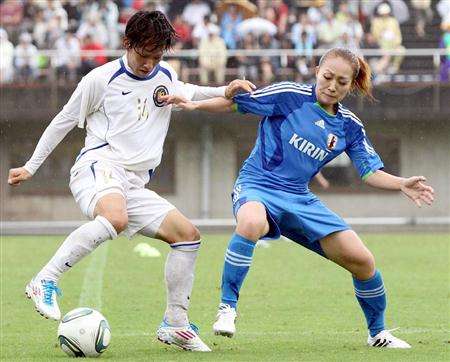 صراع كروي بين المهاجمة كارينا ماروياما وأحد لاعبي جامعة كيبي