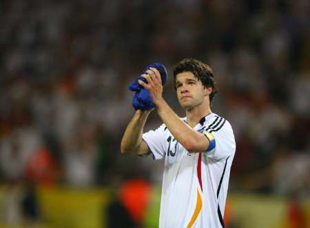 بالاك يذرف الدموع بعد الهزيمه أمام ايطاليا 