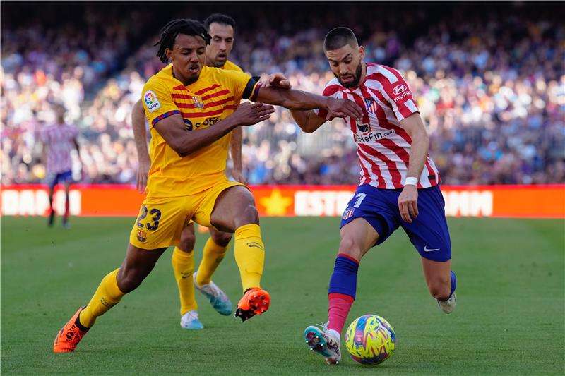 من مباراة برشلونة وأتلتيكو مدريد