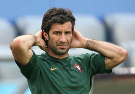 البرتغالى لويس فيجو يعتزل اللعب 