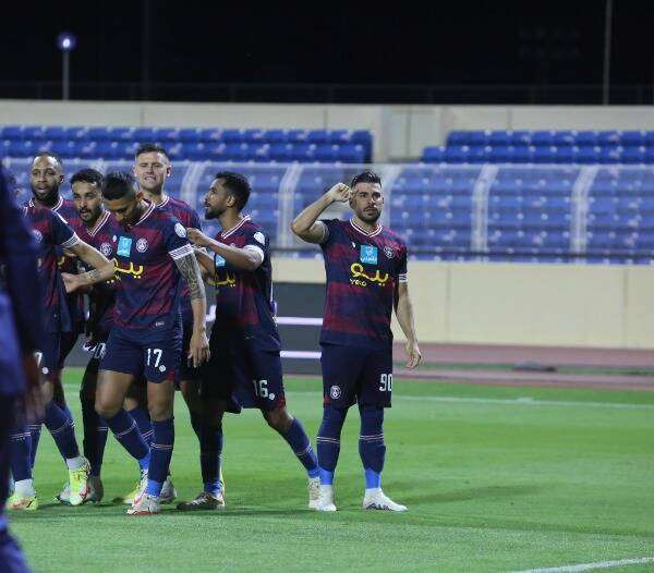 بيدرو يوجينيو (أقصى اليمين)