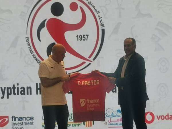 من تقديم كارلوس باستور