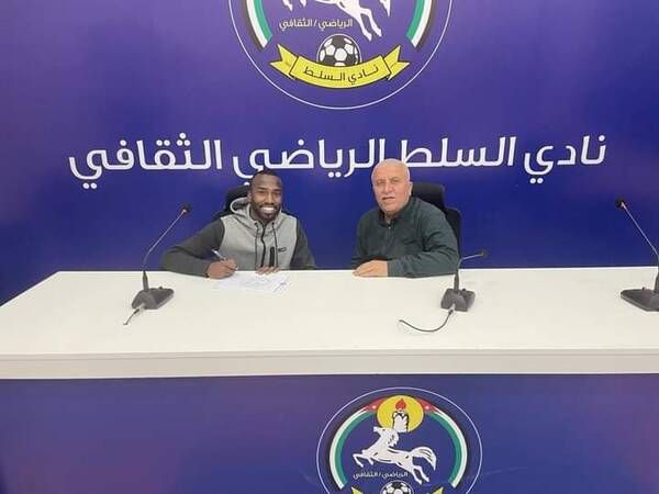 جانب من التوقيع