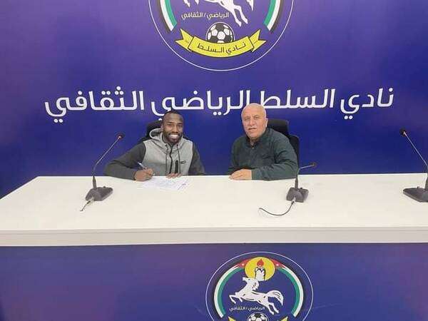 جانب من التوقيع