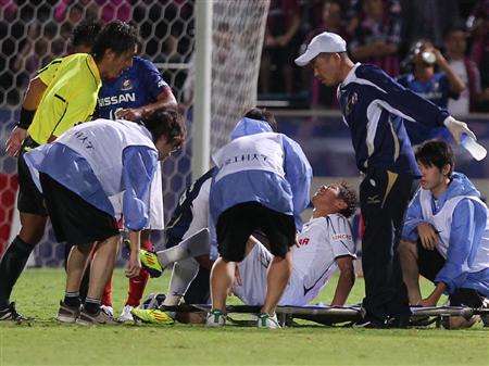 الشاب كيوتاكي يخرج من الملعب بعد تعرضه للاصابة