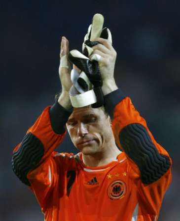 يانز ليمان يحيي الجماهير الحاضرة بعد الهزيمة من ايطاليا 