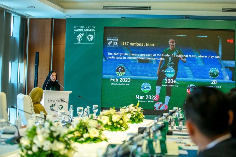 عالية الرشيد مع وفد الاتحاد الآسيوي بالرياض