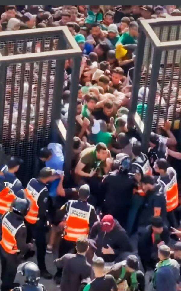 صور من تزاحم الجماهير قبل لقاء الرجاء والأهلي