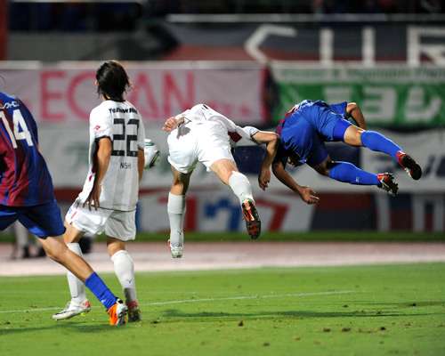 صورة من مباراة فريقي كاشيما أنتلرز وفنتفوريت كوفو