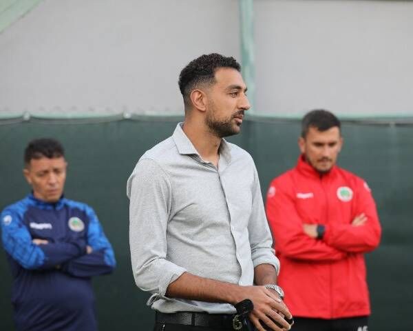 أحمد حسن (كوكا) يتحدث لزملائه