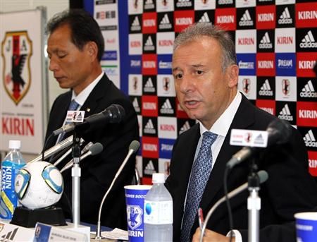 الايطالي زاكيروني في المؤتمر الصحفي الذي أعلن فيه القائمة الرسمية