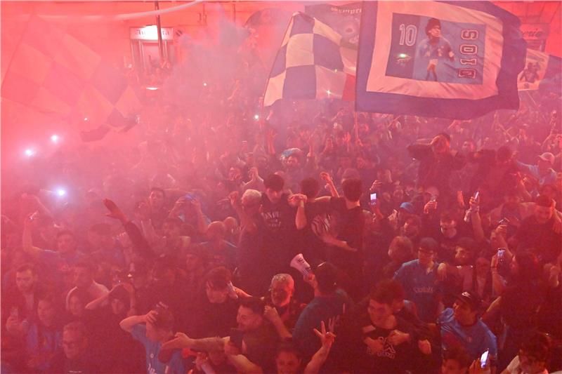 جماهير نابولي