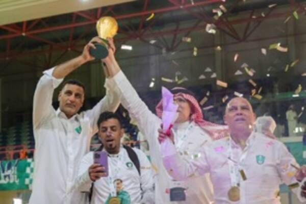 السنحاني يرفع كأس البطولة