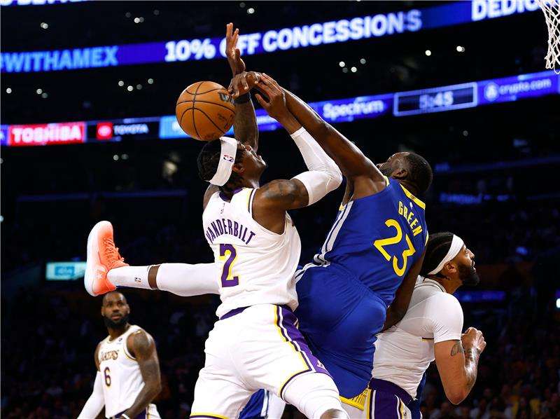 من مباراة لوس آنجليس ليكرز وجولدن ستيت ووريرز