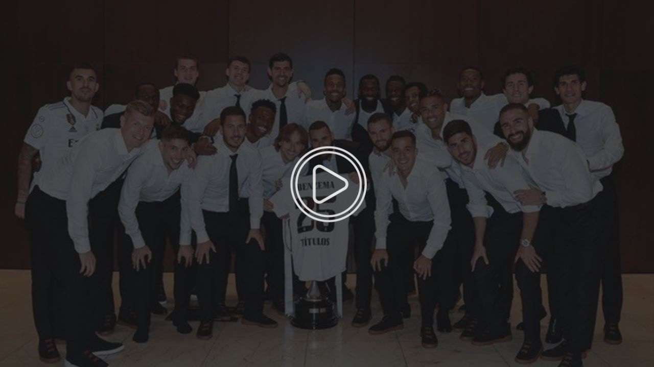 تكريم بنزيما بحضور لاعبي ريال مدريد