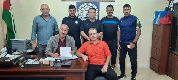 من توقيع عقود المدربين