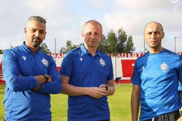 صابر مع الجهاز الفني