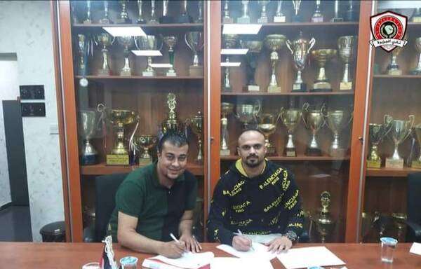 جانب من توقيع العقد