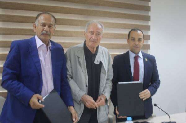 جانب من التوقيع