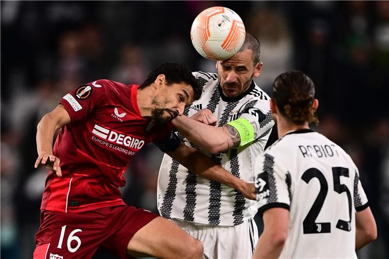 بونوتشي (في الوسط)