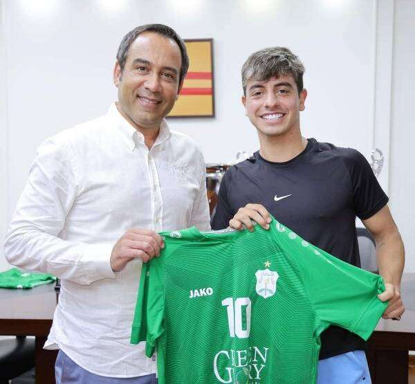 جانب من التوقيع