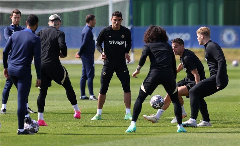 تياجو سيلفا (في الوسط)