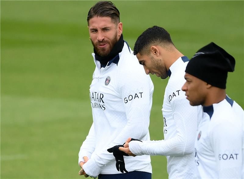 حكيمي مع مبابي وراموس