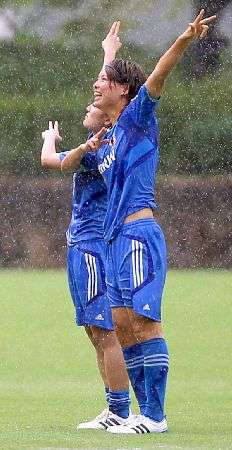 اللاعبتان تحتفلان بعد الصلح