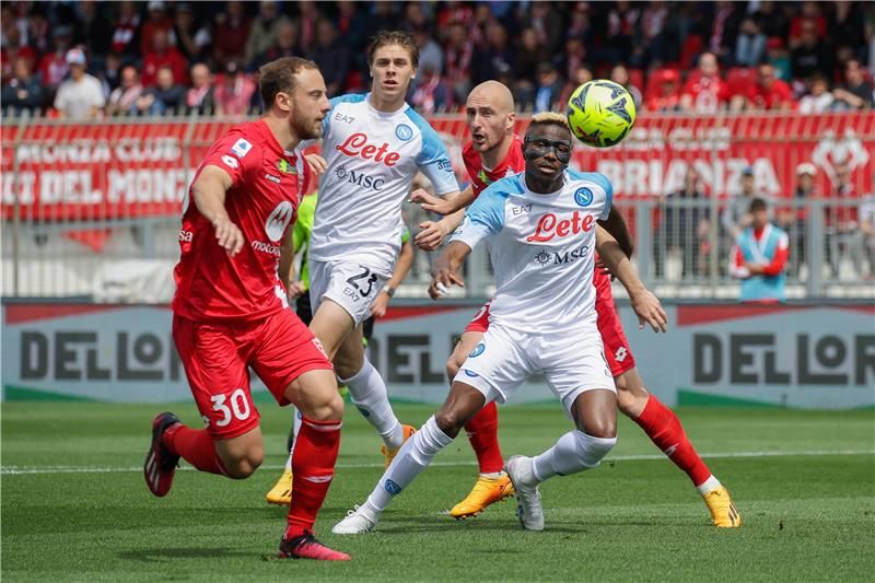 جانب من لقاء نابولي ومونزا