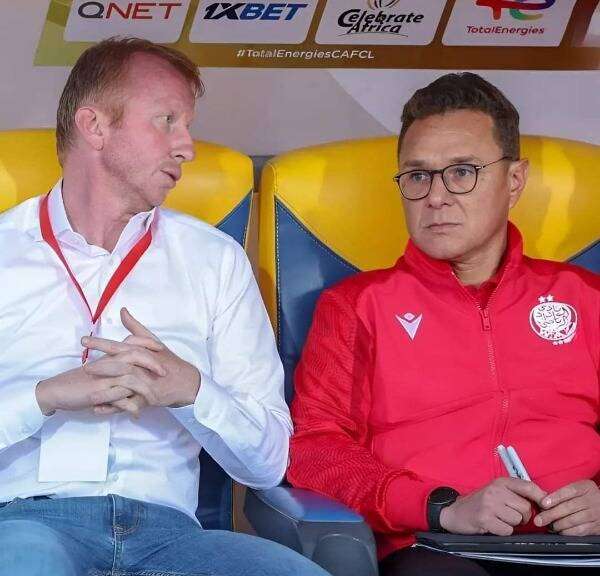 سفين فاندنبروك (يسار)