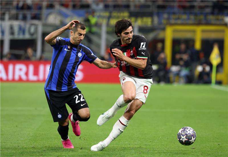 هنريك مخيتريان (جهة اليسار)