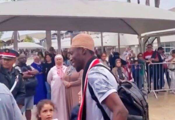 من استقبال زولا